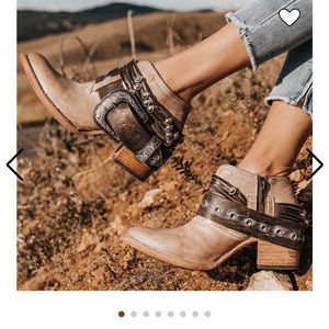 BNIB FREEBIRD BY STEVEN SIZE 8.  Never even unwrapped or tried on.